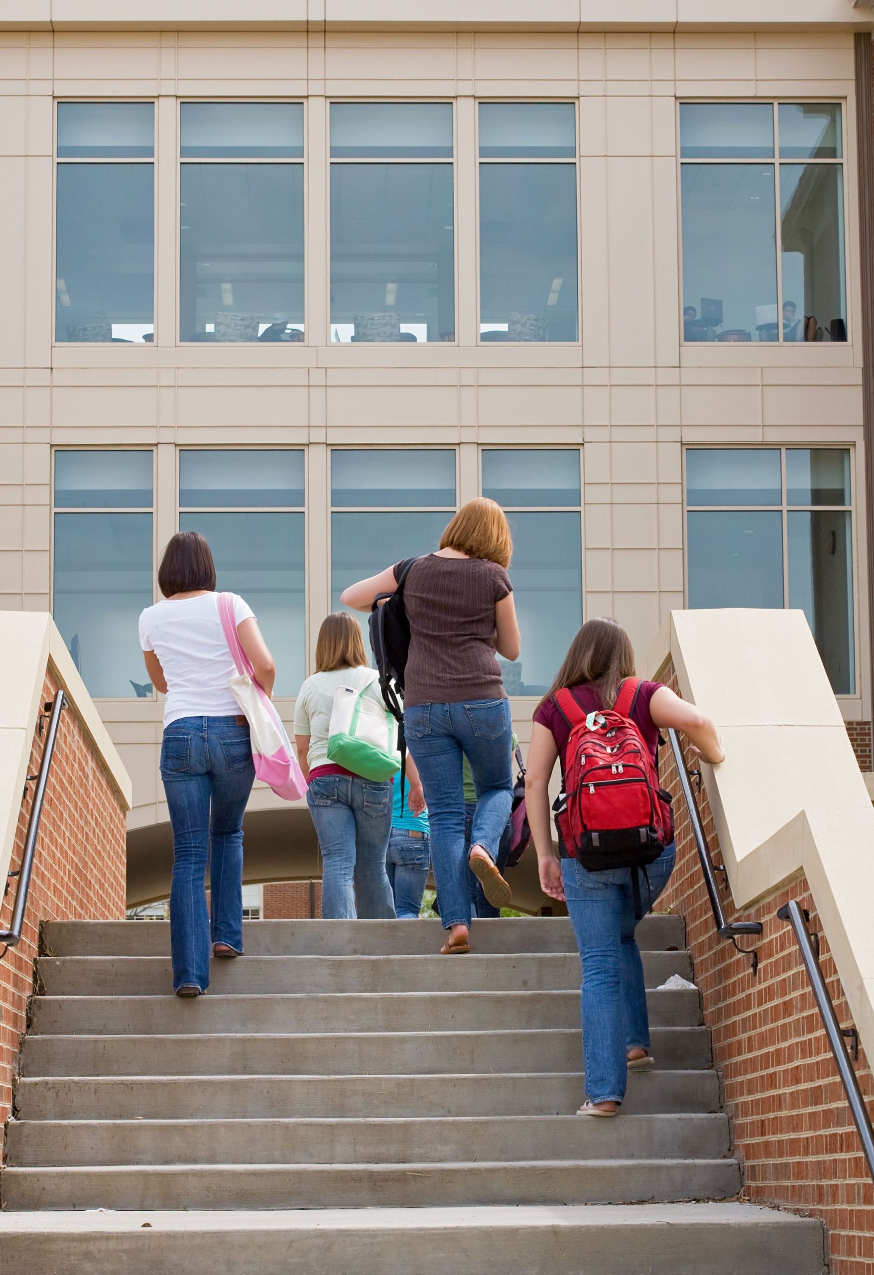 Girls go to college. Студенты на ступеньках. Лестница в школе фото. Фото на лестнице компанией. Коллективное фото на лестнице.